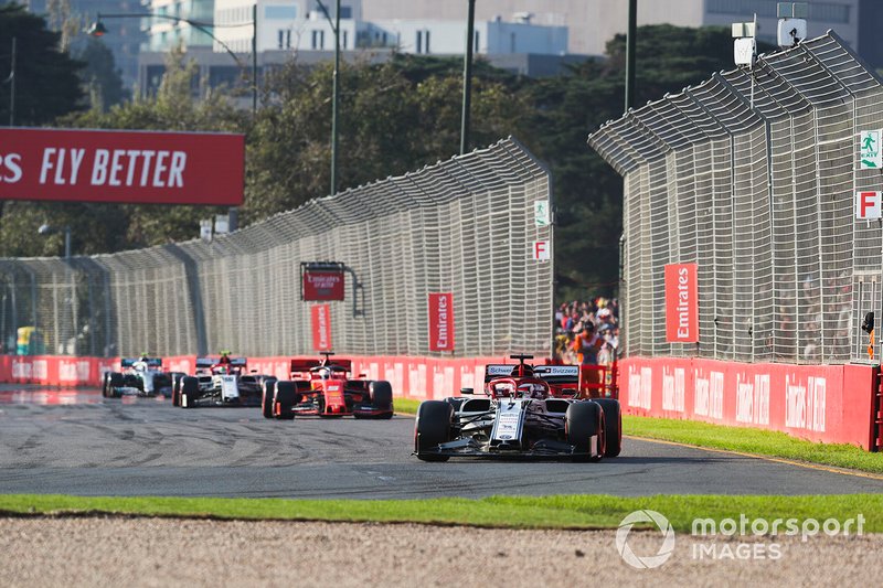 Kimi Raikkonen, Alfa Romeo Racing C38, precede Sebastian Vettel, Ferrari SF90, e Antonio Giovinazzi, Alfa Romeo Racing C38