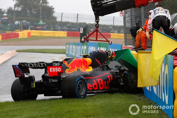 Sergio Pérez, Red Bull Racing RB16B, se baja de su coche después de chocar en el camino a la parrilla