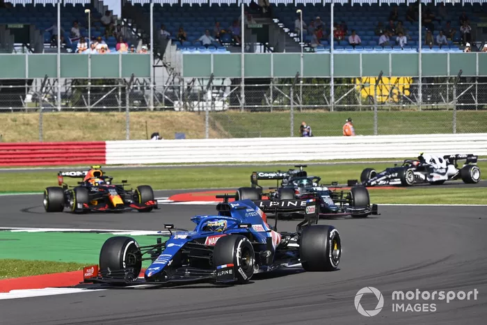 Fernando Alonso, Alpine A521, Lance Stroll, Aston Martin AMR21, y Sergio Pérez, Red Bull Racing RB16B