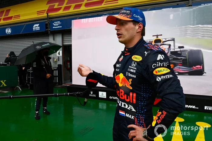 Ganador de la pole Max Verstappen, Red Bull Racing en Parc Ferme