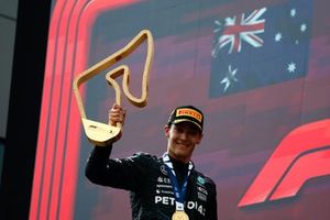 George Russell, Mercedes-AMG F1 Team, 1ª posición, con el trofeo de ganador