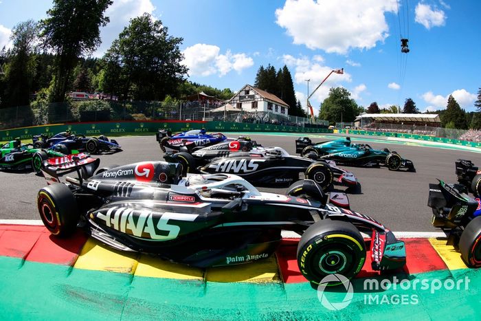 Lance Stroll, Aston Martin AMR24, Nico Hulkenberg, Haas VF-24, Kevin Magnussen, Haas VF-24, el resto del pelotón en la salida.