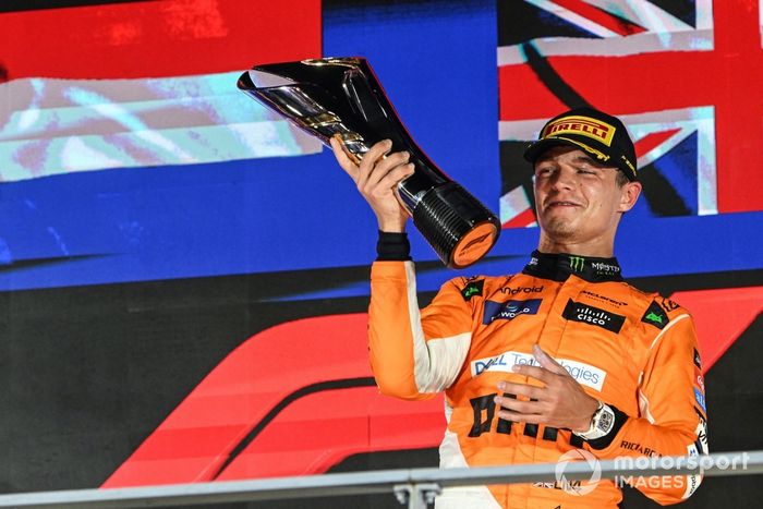 Lando Norris, McLaren F1 Team, 1ª posición, levanta el trofeo en señal de celebración 