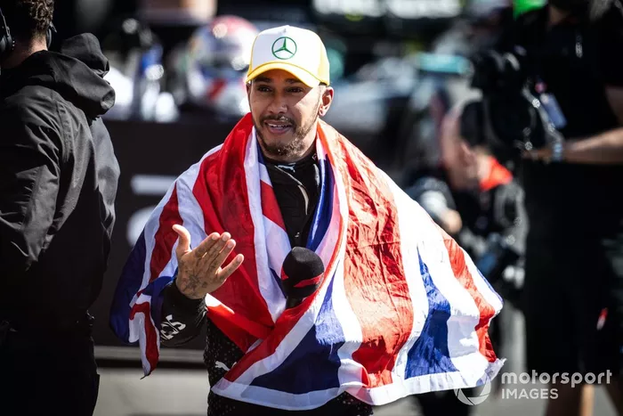 Lewis Hamilton, Mercedes-AMG F1 Team, 1ª posición, es entrevistado en Parc Ferme