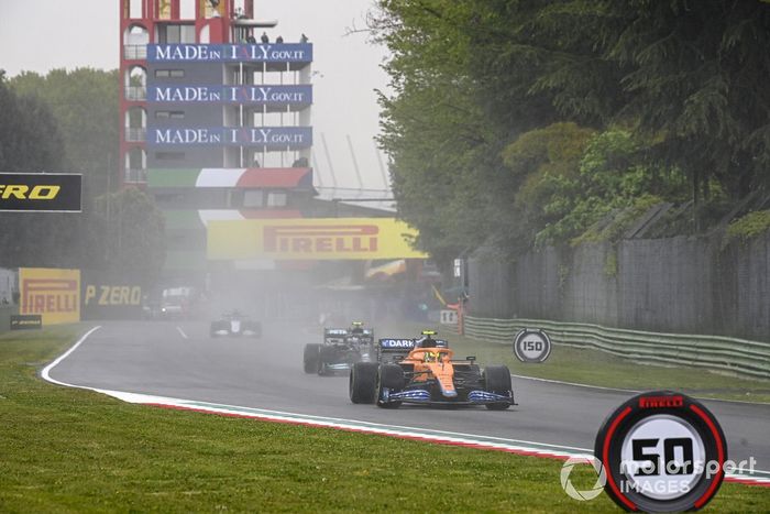 Lando Norris, McLaren MCL35M, Valtteri Bottas, Mercedes W12