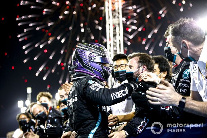 Ganador de la carrera Lewis Hamilton, Mercedes, celebra en Parc Ferme con el equipo