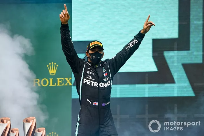 Podio: ganador y campeón del mundo Lewis Hamilton, Mercedes-AMG F1