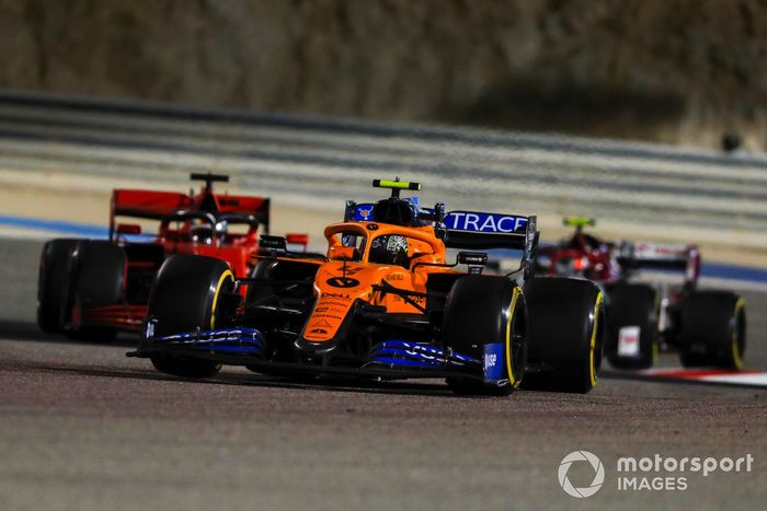 Lando Norris, McLaren MCL35, Sebastian Vettel, Ferrari SF1000, e Antonio Giovinazzi, Alfa Romeo Racing C39