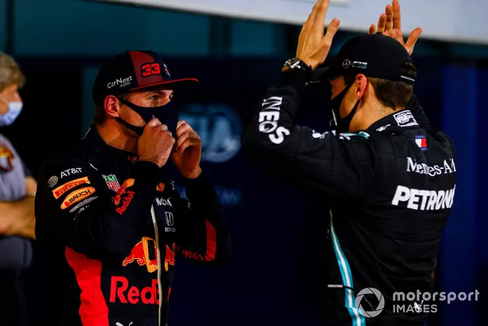 Tercer puesto Max Verstappen, Red Bull Racing, segundo puesto George Russell, Mercedes-AMG F1