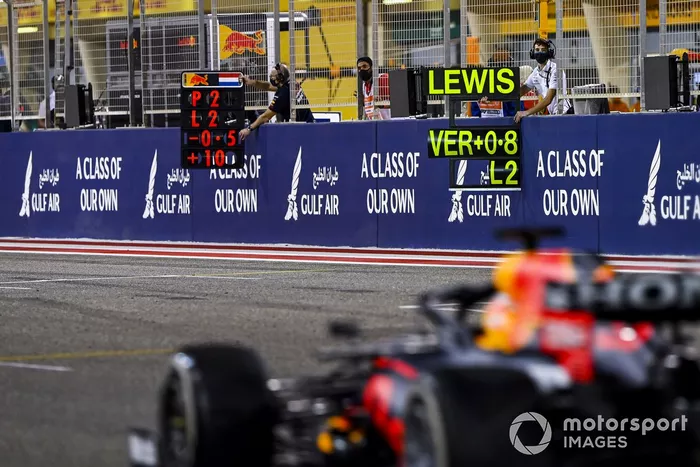 Max Verstappen, Red Bull Racing RB16B, sorpassa i pit boards