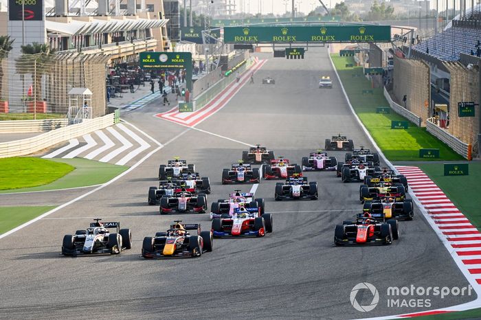 Yuki Tsunoda, Carlin, Nikita Mazepin, Hitech Grand Prix, Robert Shwartzman, Prema Racing, Felipe Drugovich, MP Motorsport al inicio