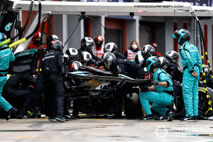 Lewis Hamilton, Mercedes W12, cambia su alerón delantero en boxes