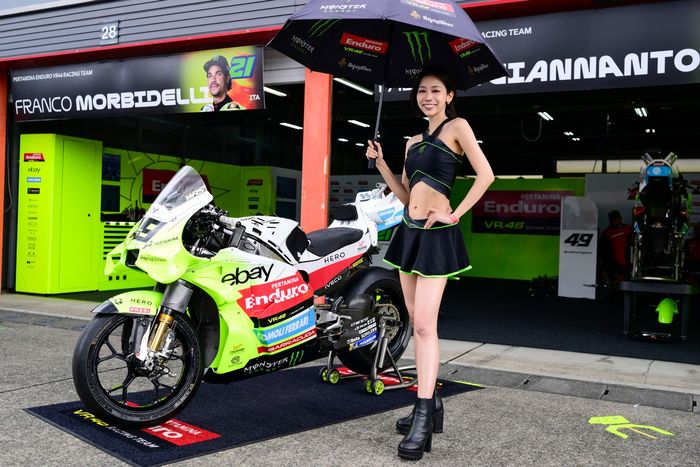 MOTEGI, JAPAN - SEPTEMBER 28: The umbrella girls in pit lane during the MotoGP of Japan race at Twin Ring Motegi on September 28, 2025 in Motegi, Japan. (Photo by Gold & Goose Photography/Getty Images)
