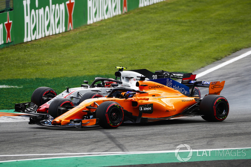 Kevin Magnussen, Haas F1 Team VF-18 lucha con Fernando Alonso, McLaren MCL33