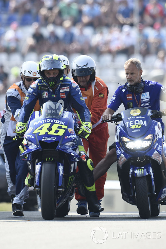 Valentino Rossi, Yamaha Factory Racing, broken down and being pushed back to the garage