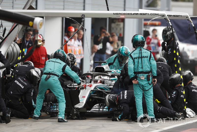 Lewis Hamilton, Mercedes AMG F1 W09, pit stop