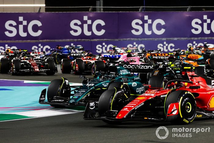 Carlos Sainz, Ferrari SF-23, Lance Stroll, Aston Martin AMR23, Lewis Hamilton, Mercedes F1 W14, el resto de la parrilla en la salida.