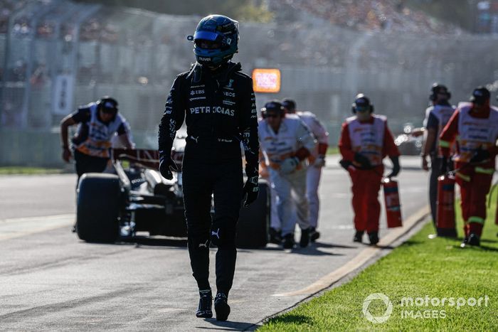 George Russell, Mercedes-AMG, se retira de la carrera debido a un incendio