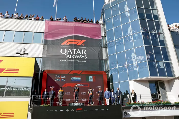 Lando Norris, McLaren, 2ª posición, Max Verstappen, Red Bull Racing, 1ª posición, Sergio Pérez, Red Bull Racing, 3ª posición, Paul Monaghan, Ingeniero Jefe, Red Bull Racing, en el podio.