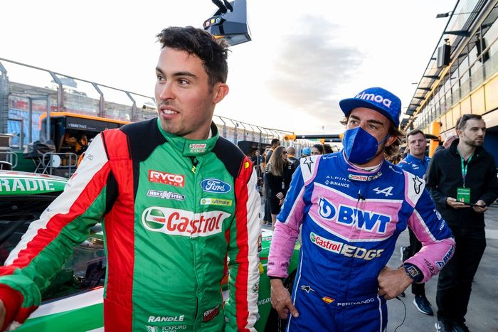 Fernando Alonso, Alpine pilota el Supercar de Thomas Randle 