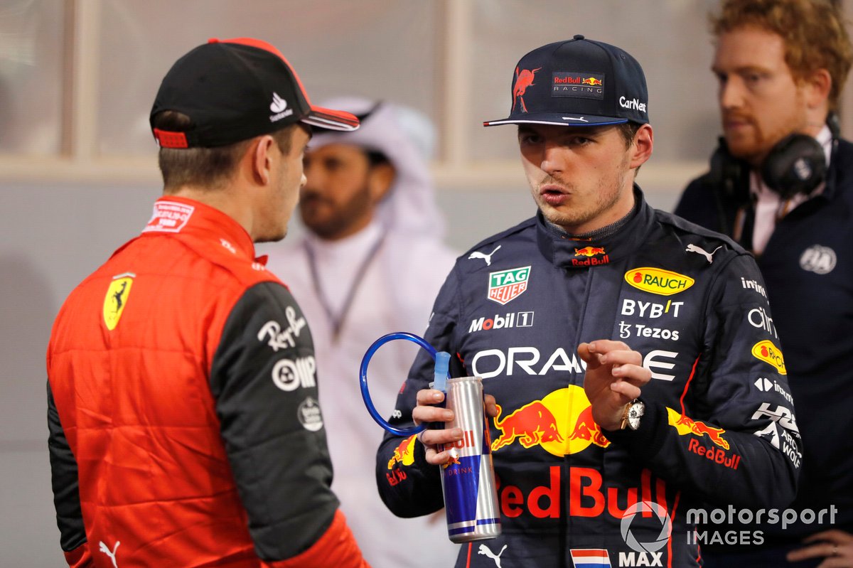 Verstappen parla con Leclerc dopo la qualifica in Bahrain: il ferrarista ha siglato la pole