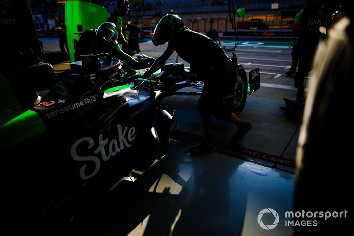 Valtteri Bottas, Stake F1 Team Kick Sauber C44, en el garaje; Gran Premio de Bahrein 2024, Campeonato del Mundo de Fórmula Uno.