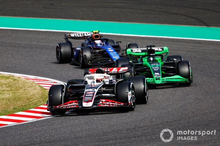 Kevin Magnussen, Haas VF-24 Valtteri Bottas, Kick Sauber C44 y Logan Sargeant, Williams FW46 