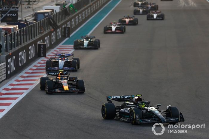 Lewis Hamilton, Mercedes F1 W14, Sergio Pérez, Red Bull Racing RB19, Esteban Ocon, Alpine A523