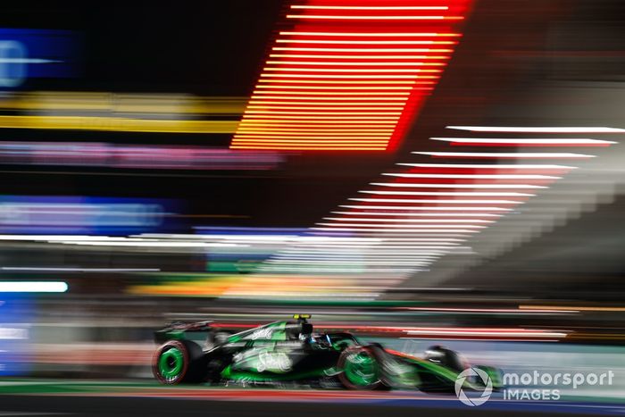 Zhou Guanyu, Stake F1 Team KICK Sauber C44