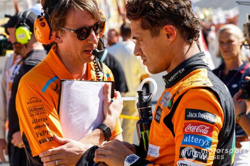 Lando Norris, da McLaren F1 Team, na grelha de partida com o seu engenheiro