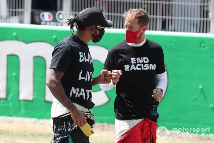 Max Verstappen, Red Bull Racing, saluda con el puño a Sebastian Vettel, Ferrari 