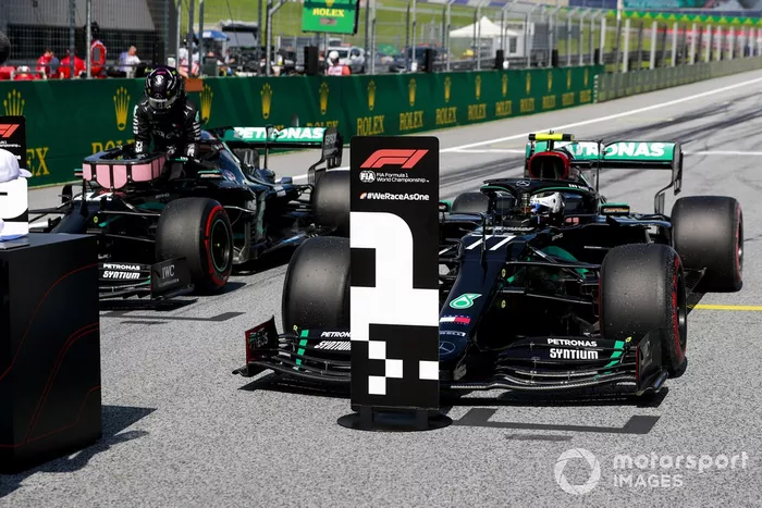 La primera fila Lewis Hamilton, Mercedes-AMG Petronas F1, y el ganador de la pole Valtteri Bottas, Mercedes-AMG Petronas F1, llegan a la parrilla después de la calificación
