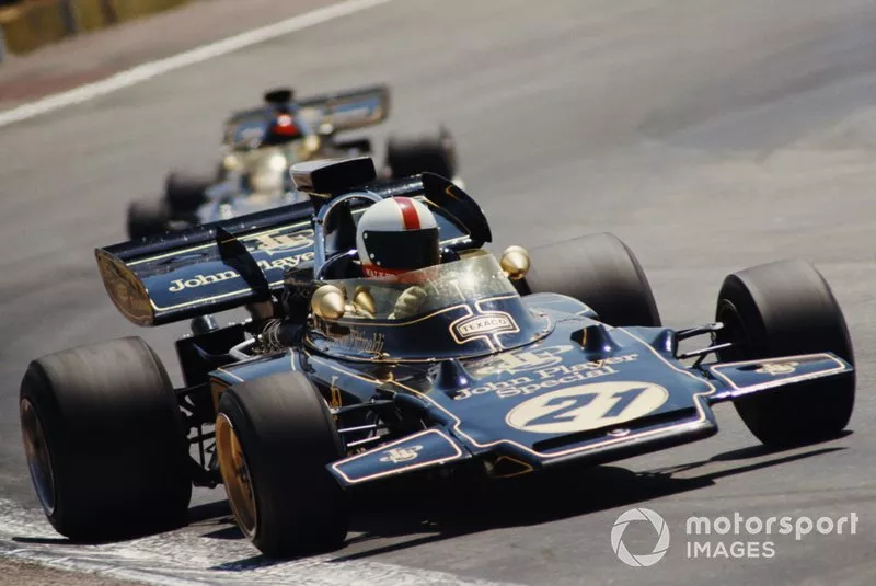 Dave Walker, Lotus 72D Ford, leads Emerson Fittipaldi, Lotus 72D Ford