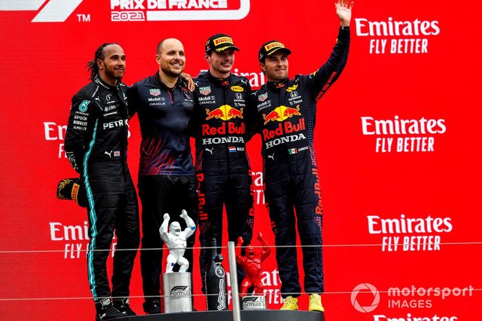 Podio: Gianpiero Lambiase, Ingeniero de carreras de Red Bull Racing, tercer lugar Sergio Pérez, Red Bull Racing, ganador de la carrera Max Verstappen, Red Bull Racing,  segundo lugar Lewis Hamilton, Mercedes