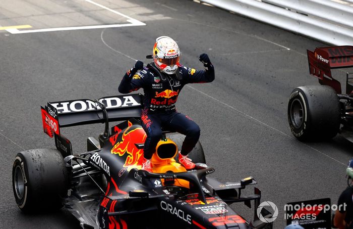 Ganador de la carrera Max Verstappen, Red Bull Racing, celebra en Parc Ferme