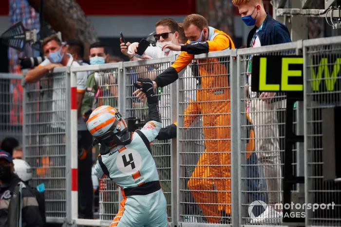 Tercer lugar Lando Norris, McLaren, celebra con el equipo en Parc Ferme