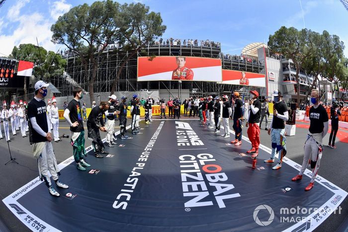 Los pilotos se alinean en la parrilla