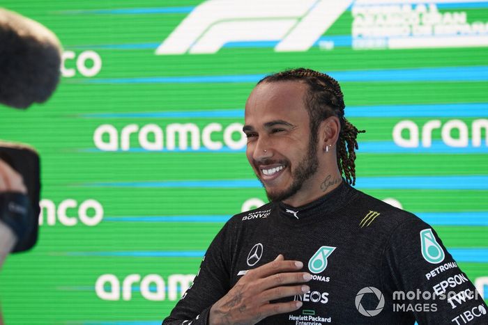 Lewis Hamilton, de Mercedes, en el Parc Ferme tras conseguir su pole position 100 en la F1