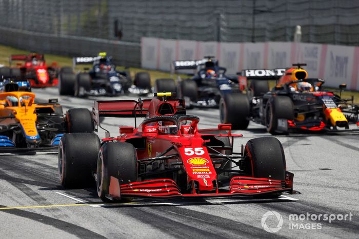 Carlos Sainz, Ferrari SF21, Daniel Ricciardo, McLaren MCL35M, Max Verstappen, Red Bull Racing RB16B, y otros pilotos practican una salida de carrera al final de la FP3