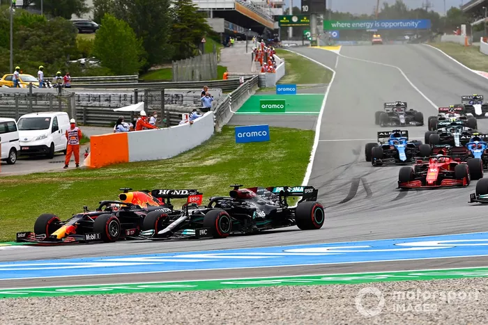 Max Verstappen, Red Bull Racing RB16B, Lewis Hamilton, Mercedes W12 al inicio de la carrera