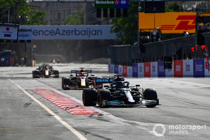 Lewis Hamilton, Mercedes W12, Max Verstappen, Red Bull Racing RB16B, Sergio Pérez, Red Bull Racing RB16B