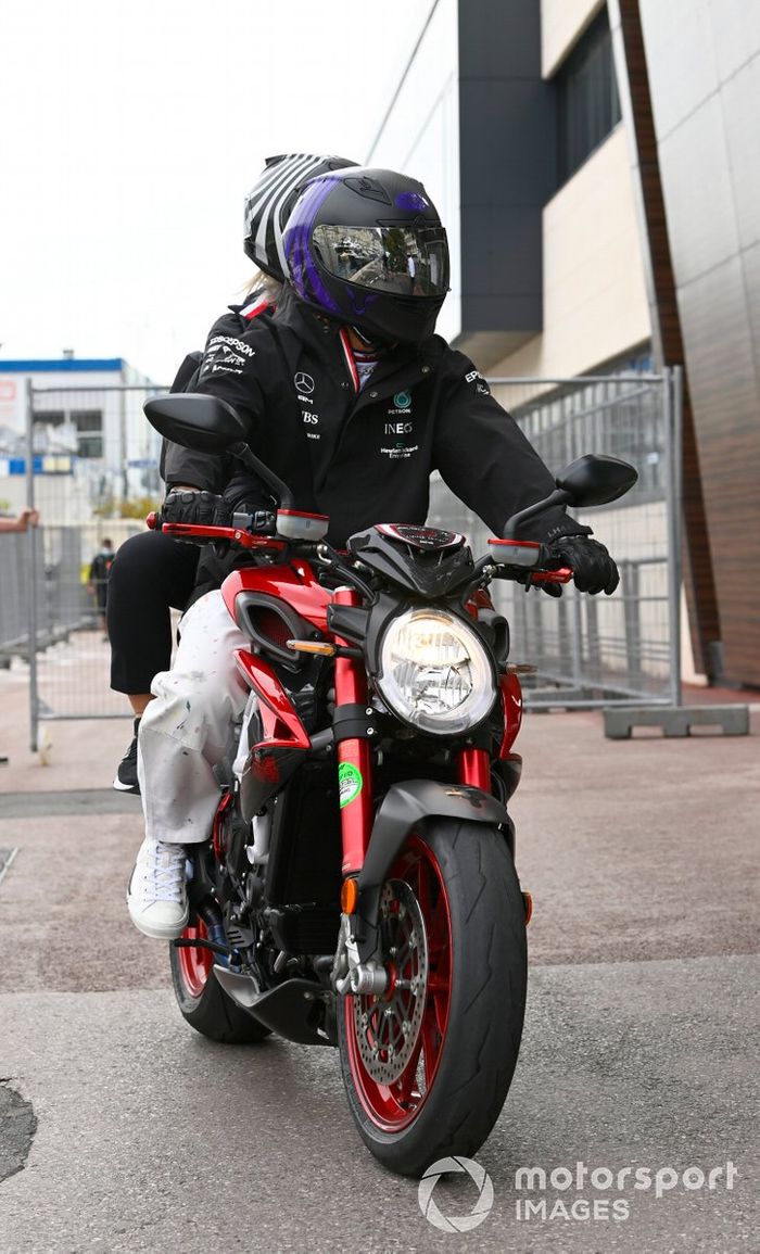 Lewis Hamilton, Mercedes, en moto