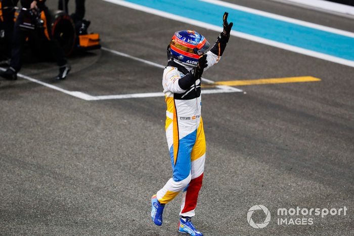 Fernando Alonso, McLaren, saluda a los aficionados después de completar su última carrera en la F1.