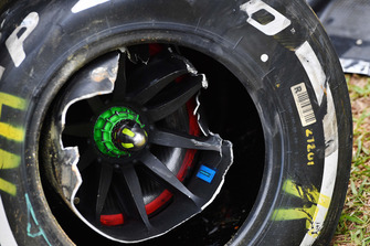 La monoposto incidentata di Nico Hulkenberg, Renault Sport F1 Team R.S. 18, nelle FP2