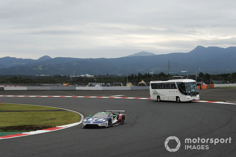 #66 Ford Chip Ganassi Racing Ford GT: Stefan Mucke, Olivier Pla avec le bus du circuit safari