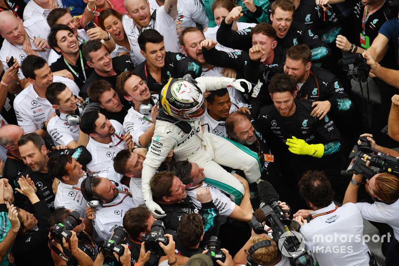 Il vincitore della gara Lewis Hamilton, Mercedes AMG F1, festeggia nel parco chiuso