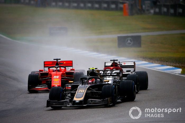 Kevin Magnussen, Haas F1 Team VF-19, Kimi Raikkonen, Alfa Romeo Racing C38, y Sebastian Vettel, Ferrari SF90