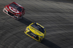Matt Kenseth, Joe Gibbs Racing Toyota, und Kyle Larson, Chip Ganassi Racing Chevrolet
