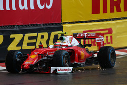 Kimi Raikkonen, Scuderia Ferrari SF16-H pierde su ala delantera