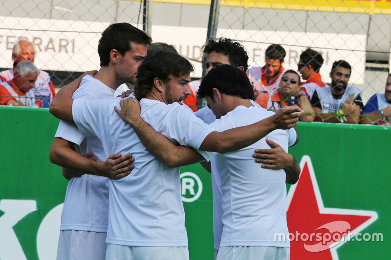 (L to R): Jolyon Palmer, Renault Sport F1 Team; Fernando Alonso, McLaren; Sergio Perez, Sahara Force